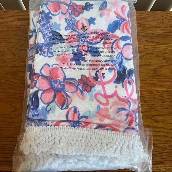 Lilly Pulitzer Beach Towel Party Like a Lobstar - Picture 2 of 4